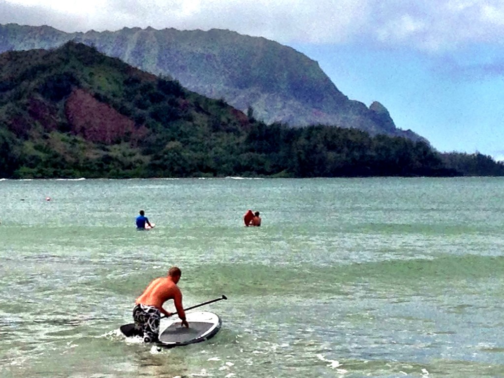 stand up paddle in hanalei bay hawaii lifestyle
