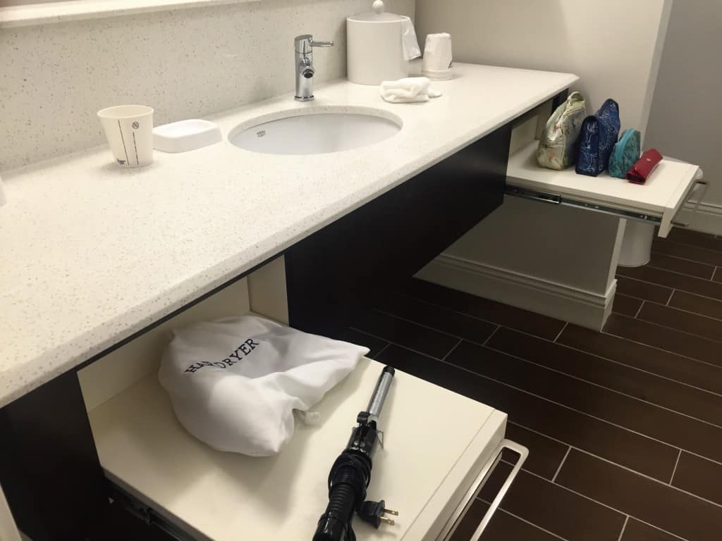 Hampton Inn Minneapolis-Roseville bathroom amenities