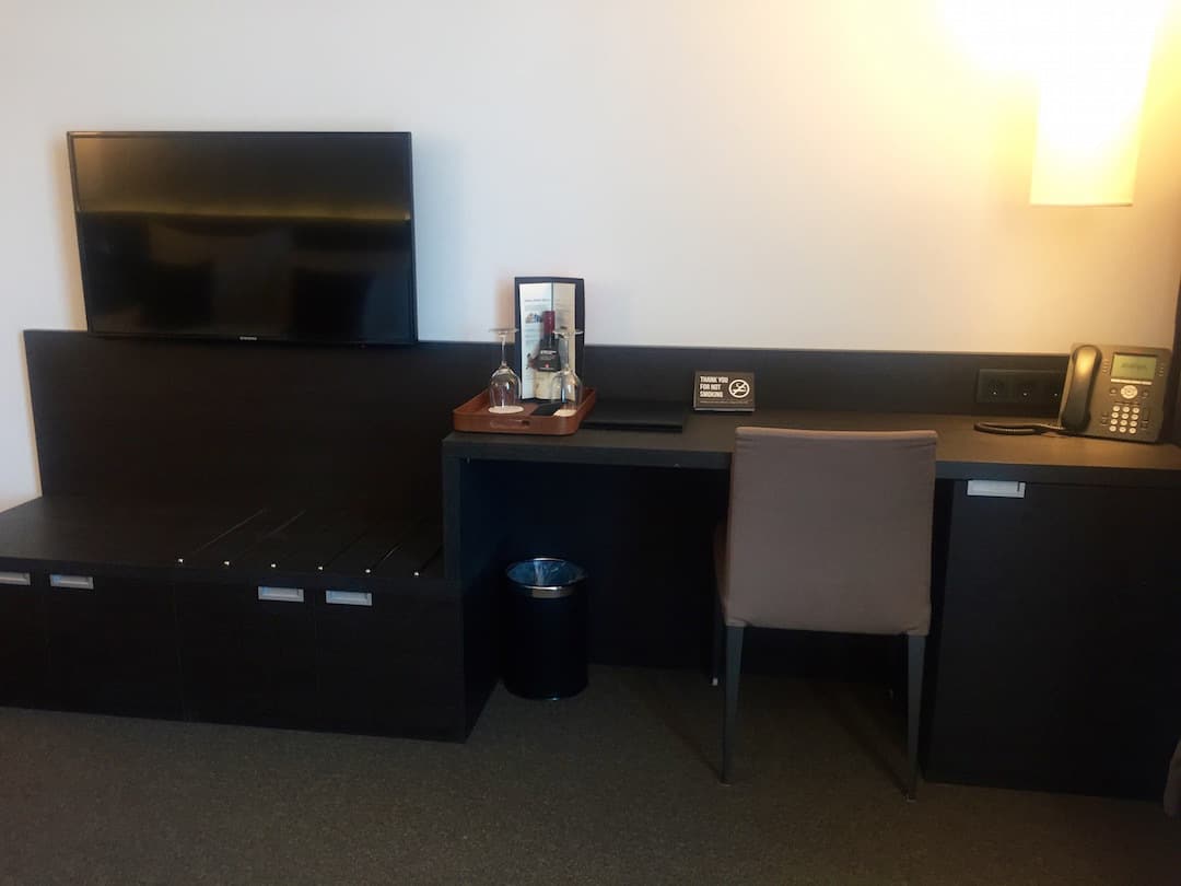clarion-hotel-sense-room-desk