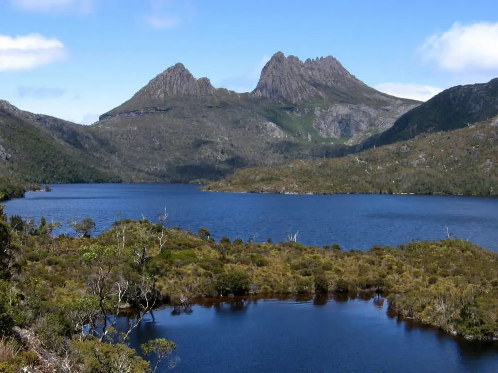 australian bucket list ideas cradle lake national park tasmania