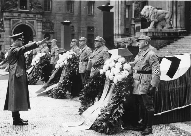Bundesarchiv Bild 183 E12359 Munchen Adolf Hitler vor Feldherrenhalle