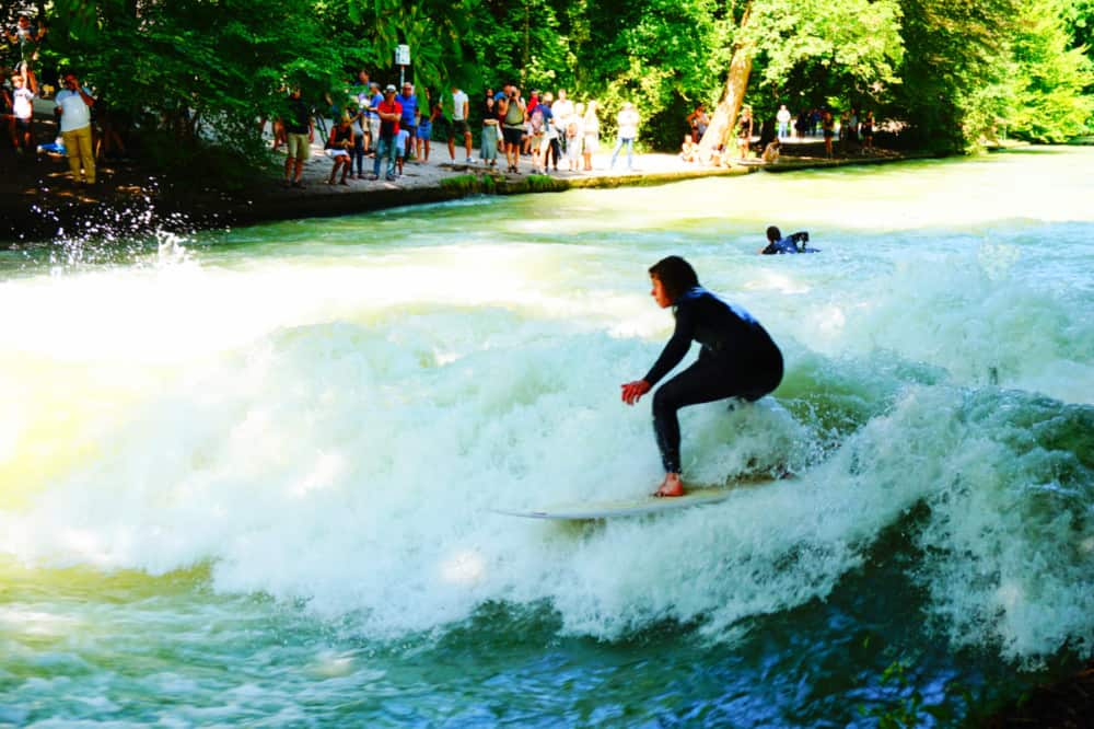 cool things to do in Munich - surfing in Englischer Garten