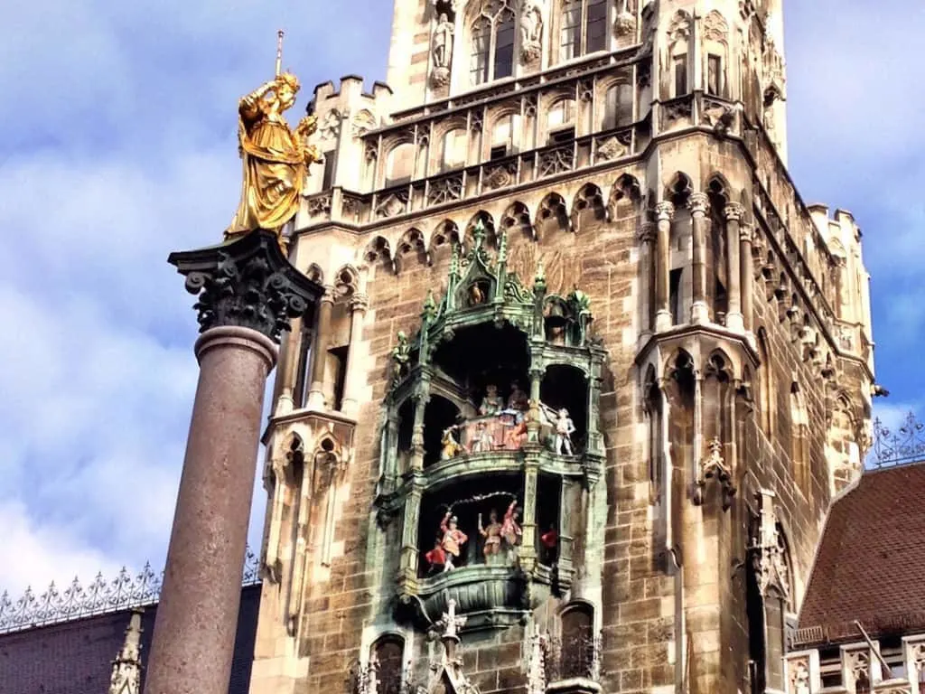 places to see in Munich: Marienplatz New Town Hall with Mariensaule and Glockenspiel