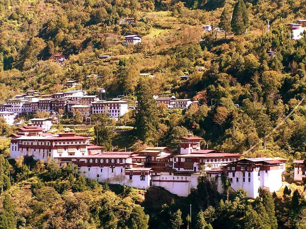 1024px Dzong in Trongsa2